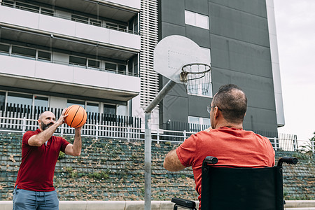 与朋友一起打篮球的残疾人成年人椅子友谊玩家运动员残障男人团队乐趣斗争图片