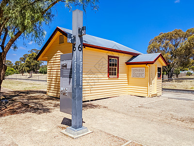 澳大利亚维多利亚州格伦罗万历史分区天空村庄纪念馆火车围城指示牌团伙街道建筑旅游图片