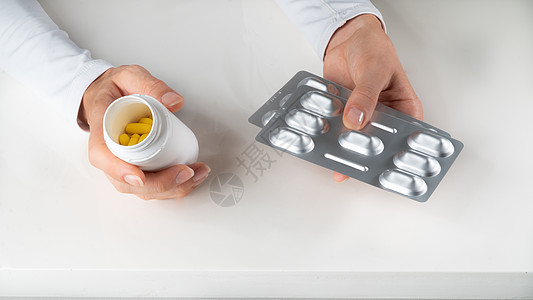 白种背景(药品 医生)手中的药片 药片和维生素图片