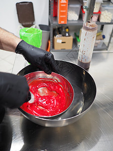 设计师 用白巧克力和红融化卷饼来配制红甘拿沙拉图片