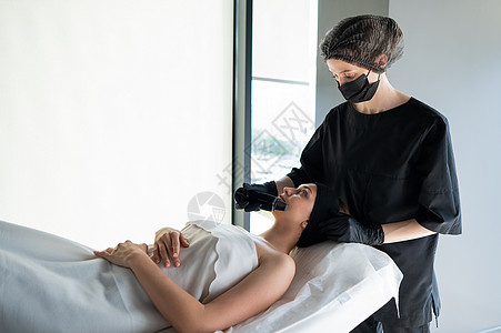 女性在超声波清理程序 硬件美容学护理毛孔洗涤器清洁频率皮肤科化妆品皮肤诊所去角质图片