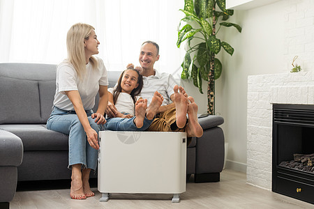 家庭取暖 手拿电热器白色散热器电气金属温度家电经济活力温暖毛衣图片