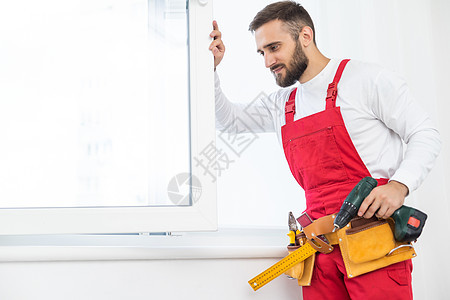 服务员用螺丝起子安装窗口专家程序房子螺丝刀技术房间工作窗户工匠职业图片