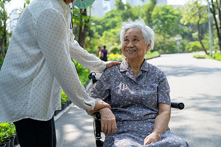 在公园轮椅上坐轮椅的亚洲老年或老年妇女病人 健康有力的医疗概念 提供照顾和护理 助产服务诊所女士车轮苗圃椅子男人女性女儿护士旅行图片