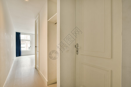 现代公寓中的白色走廊压板房间几何学窗户通道建筑学住宅大厅房子地面背景图片