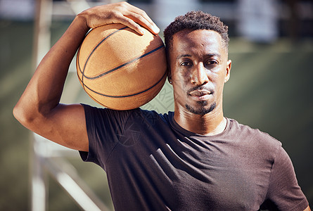 肖像非洲裔美国人站在球场上的篮球 健身男运动员或运动员在球场背景中打球 训练和练习后拿着运动球图片