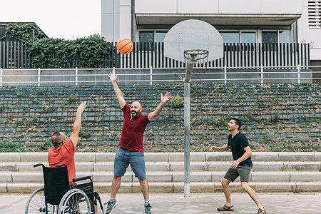 男子在轮椅上与朋友一起运动图片