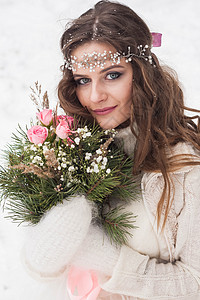 穿着白裙子的美丽新娘 在雪覆盖的冬季森林中穿着花束带 自然界新娘的肖像庆典宴会订婚女性风格化妆品餐厅派对婚礼乡村图片