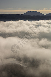塔节雾层顶峰风景爬坡天空悬崖背景图片