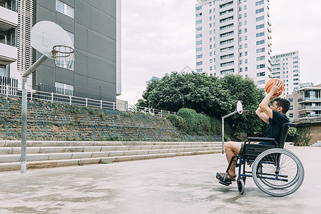 残疾人在轮轮椅上打篮球图片