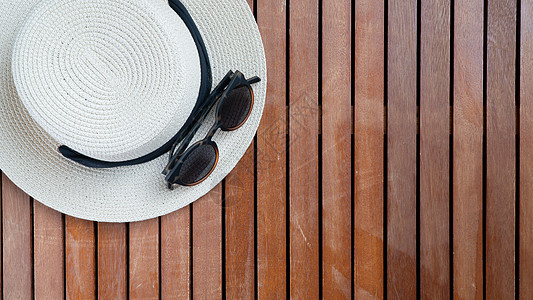 手持木头背面戴眼镜的草妇女帽防晒眼镜太阳镜沙滩沙滩帽女士帽子日光浴假期凉帽图片