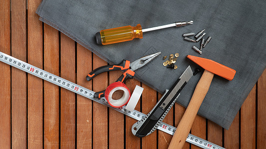木制背景螺丝刀 锤子 剪线机工具箱图片