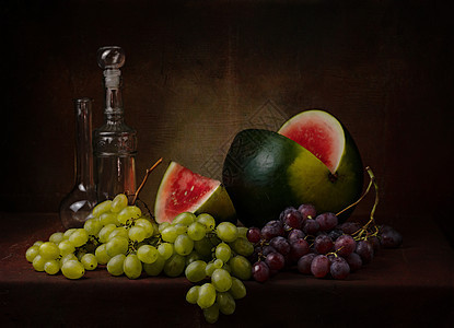 在黑暗背景的桌子上 有水果和浆果的生命 彩色照片质量高篮子艺术古董水壶乡村收成静物甜点厨房作品图片