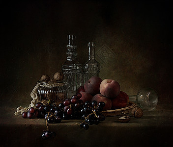 在黑暗背景的桌子上 有水果和浆果的生命 彩色照片质量高树叶艺术绘画作品静物石头乡村古董水壶收成图片