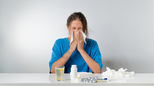 女人鼻子里流鼻涕     感寒 用药物和药丸在家中治疗图片
