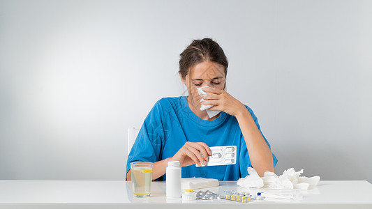 妇女接受流感治疗 流鼻涕 吃药图片