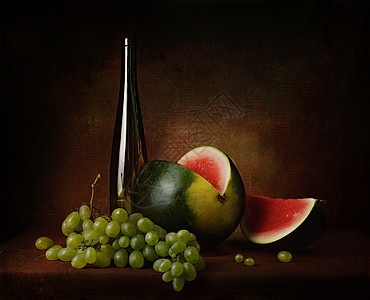 在黑暗背景的桌子上 有水果和浆果的生命 彩色照片质量高乡村作品古董石头水壶甜点篮子绘画厨房收成图片