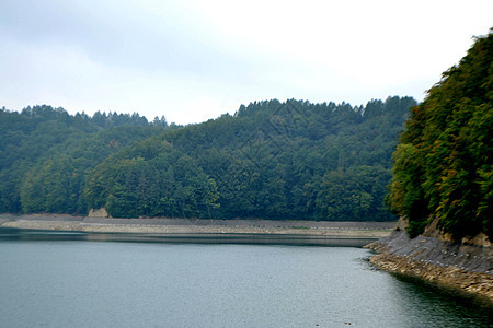 Bieszczady山的人工湖Solina湖图片