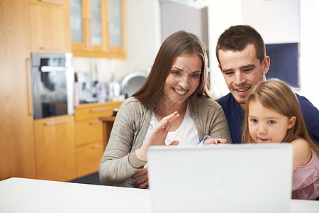 与海外家庭保持联系 年轻家庭在网上通话时一起度过时间 请访问InfoFinland上的图片