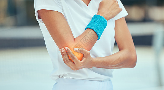 网球肘 疼痛和受伤 一名女运动员在训练 锻炼和锻炼期间握住她的关节 与女运动员在室外球场的比赛或比赛中的健身 健康和事故图片