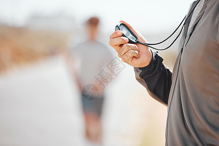 健身 教练和秒表的手 时间和跑步者速度以及在模糊背景下记录的表现 在运动中持有数字计时器的教练员的手在打破时间的动机图片