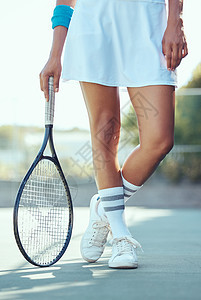 网球运动员的腿和脚在球场上进行健身训练 学习体育比赛进行健身锻炼和夏季比赛的动机目标 运动员在比赛或比赛中拿着球拍图片
