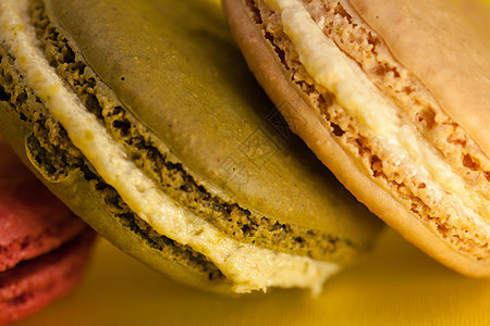 在黄色背景上 紧贴着不同的大红瓜食物小吃柠檬面包蛋糕育肥糕点味道糖果宏观图片