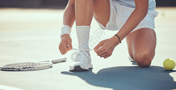 网球运动运动员系鞋 为网球场上的运动 健身或比赛训练做准备 球员或男子手系鞋带准备比赛 锦标赛或健康表现锻炼图片