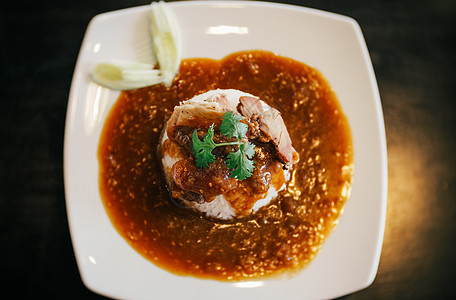 上面有肉汁的米饭上一盘中国BBQ猪肉香菜食品脆皮烧烤午餐美食菜单餐厅盘子食物图片