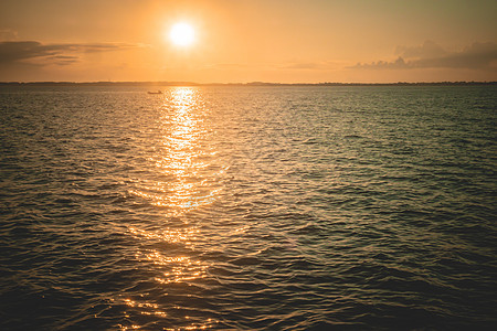 太阳升起 夏季海洋风景 阳光在海面的美丽自然背景中反射出来图片
