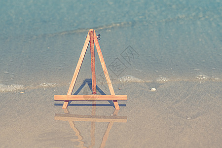 照片架 背景与海相照的三脚架海岸木头艺术假期天空蓝色海洋艺术品创造力海滩图片