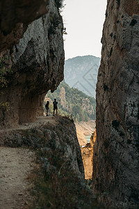 一个高峡谷 人们拍照 峡谷的路径 在岩石内的道路图片