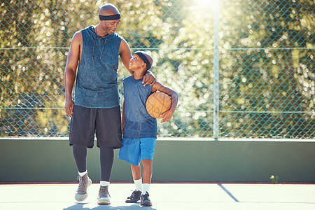 篮球运动员父亲和儿子一起在运动场上进行篮球练习 训练或健身锻炼后交谈 非洲男人和男孩在户外玩和学习体育比赛时拥抱 爱和微笑背景