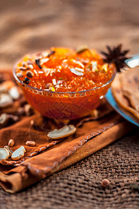 著名的芒果保护 即Murba或Murabba在黄麻袋表面的玻璃碗里 加上干果和香料 背景模糊的有害镜头图片