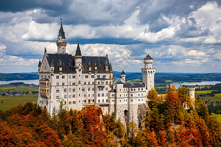 德国巴伐利亚州菲森附近的新天鹅堡童话城堡 著名的新天鹅堡的景色 位置 德国巴伐利亚西南部富森附近的旧天鹅堡村 欧洲旅行万高地标目图片