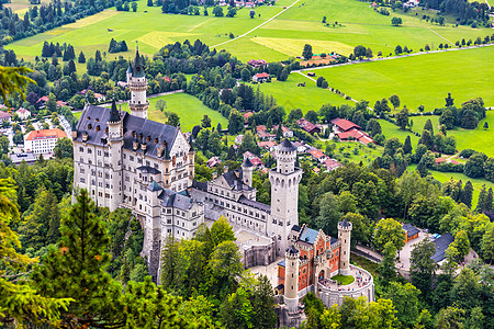 德国巴伐利亚富森附近著名的新天鹅堡 拥有风景秀丽的山景 德国旧天鹅堡的新天鹅堡高山地标童话森林天空旅行城堡万高鸟瞰图国王图片