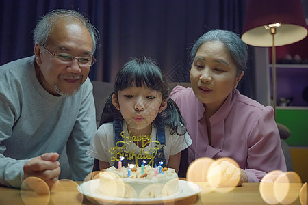 快乐的亚洲家庭祖父母亲和母亲庆祝生日节日蛋糕与蛋糕惊喜女儿父母孩子女士孙子微笑蜡烛派对奶奶图片