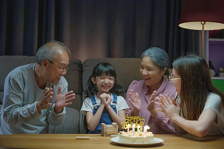 快乐的亚洲家庭祖父母和母亲庆祝生日节日晚会男人女孩祖母祖父女士父母乐趣女儿派对惊喜图片