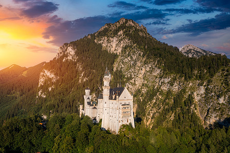 德国巴伐利亚富森附近著名的新天鹅堡 拥有风景秀丽的山景 德国旧天鹅堡的新天鹅堡地方高山森林童话城堡观光视角万高目的地天空图片