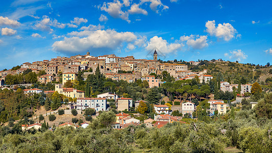 Seggiano是一个小山顶村庄 位于山和意大利Tuscany的'Orcia Seggiano Tuscany等地的景色之间图片