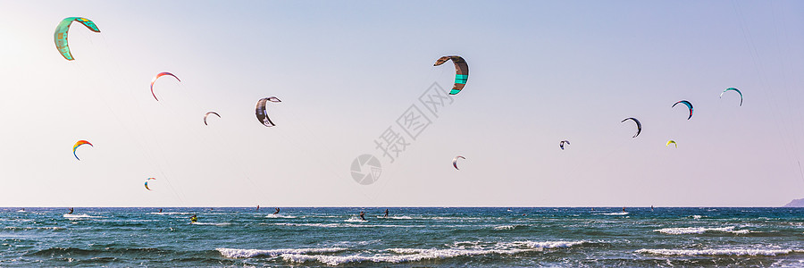 希腊罗得岛普拉索尼西海滩的冲浪者 风筝冲浪者运动员表演风筝冲浪风筝冲浪技巧 Prasonisi 海滩是冲浪的热门地点 希腊海浪冲图片