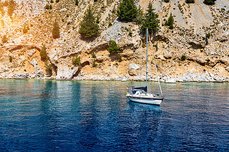 Symi 岛上的圣乔治湾 是游客在希腊 Symi 岛碧绿的海水中游泳的热门停留地 在锡米岛和多德卡尼斯群岛的一部分航行的船只海洋图片