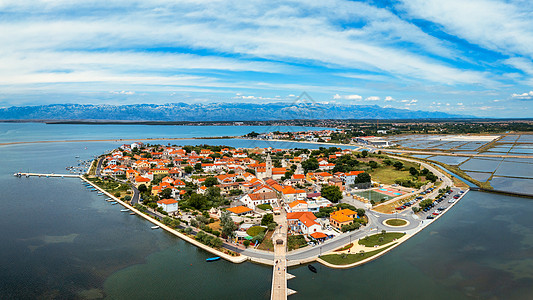 克罗地亚达尔马提亚地区 Velebit 山背景下的 Nin 拉古纳古镇鸟瞰图 克罗地亚著名的 Nin 泻湖和中世纪的鸟瞰图天线港图片