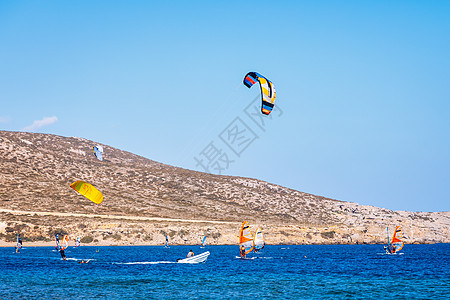 希腊罗得岛普拉索尼西海滩的冲浪者 风筝冲浪者运动员表演风筝冲浪风筝冲浪技巧 Prasonisi 海滩是冲浪的热门地点 希腊蓝色天图片