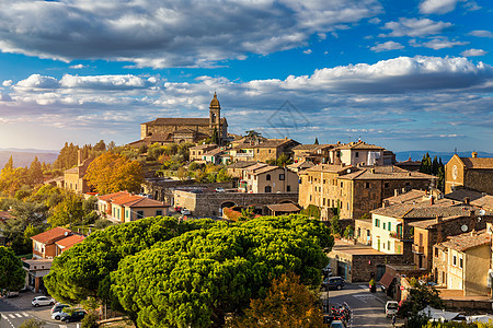 Montalcino镇从曾经覆盖地形的多种橡树中取名 意大利中世纪城镇 Tuscany旅行村庄爬坡道农家乐景观建筑建筑学假期历史图片