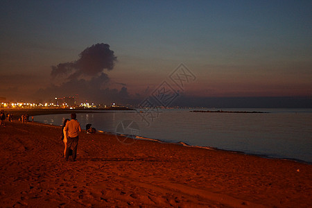巴塞罗内塔海滩西班牙巴塞罗那沙滩晴天海洋旅行旅游街景海岸景点女士阳伞图片