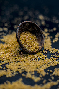 黑色粘土碗里有生燕麦 在黑面上纤维稀饭谷物盘子麦片食品面包农业粮食种子图片