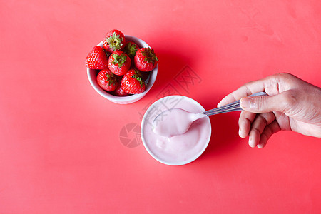白碗中的酸奶和草莓奶油状奶制品奶油勺子甜点白色红色玻璃食物粉色图片