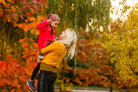 年轻的年轻美丽的母亲和女儿 在秋公园的秋天公园孩子森林喜悦幸福压痛夫妻女士拥抱女孩公园图片