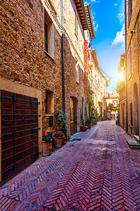 用五颜六色的花装饰的舒适街道 皮恩扎 托斯卡纳 意大利 欧洲 托斯卡纳迷人小镇皮恩扎的狭窄街道 意大利历史悠久的小村庄皮恩扎美丽图片